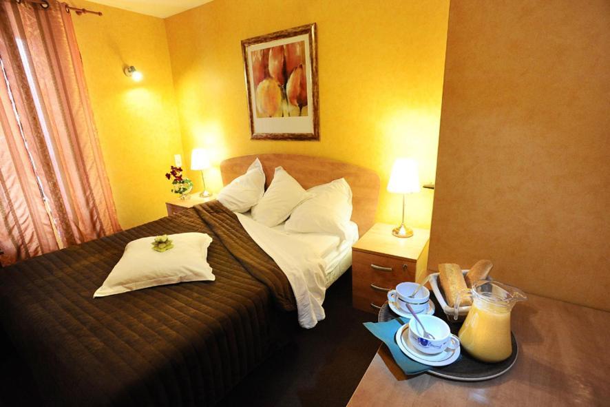 Les Negociants Hotel Pontgibaud Habitación foto